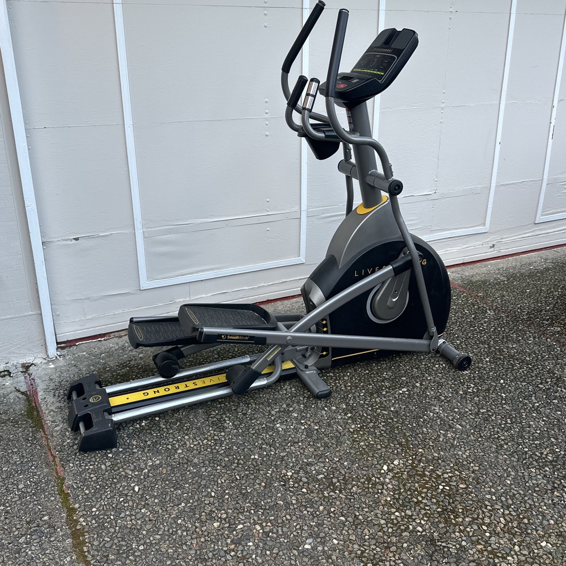 Live Strong Adjustable Incline elliptical