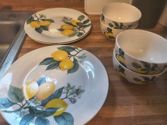Hard to get!!! 8 piece lemon plate set from dollar tree
