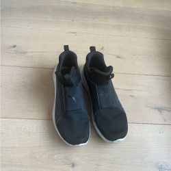 Puma high top black slip in’s size 4.5 young