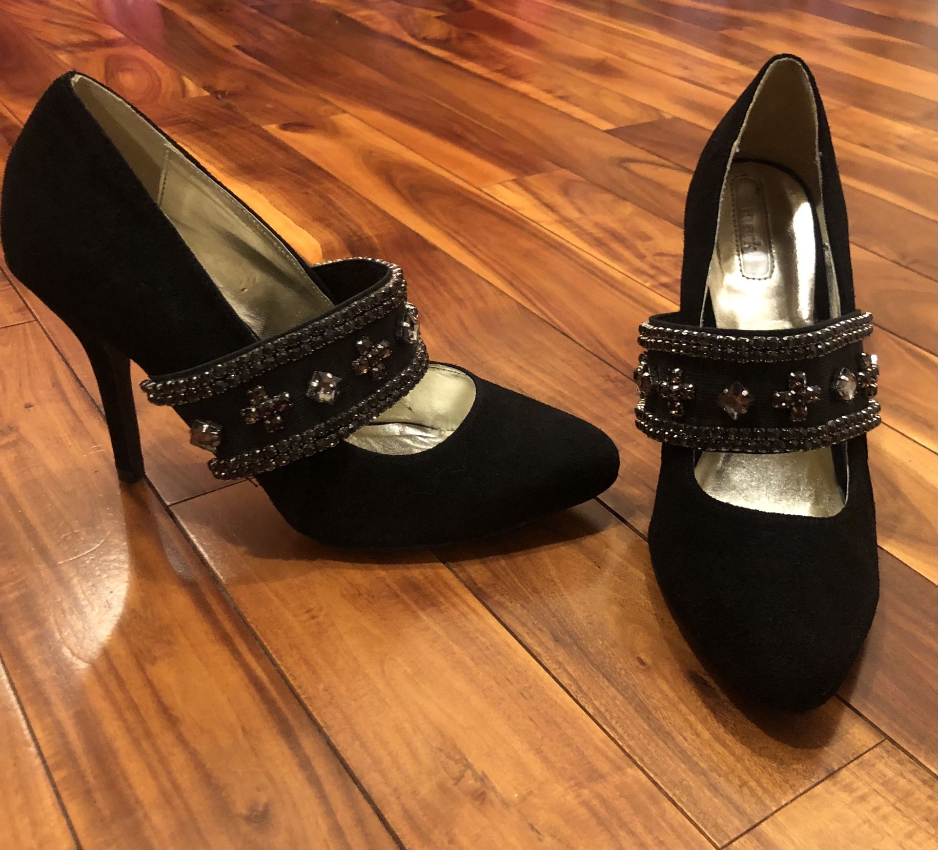 Women’s Heels Size 8 (NEW)