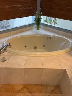 Garden  Tub with  Jets/Jacuzzi Style Bathtub