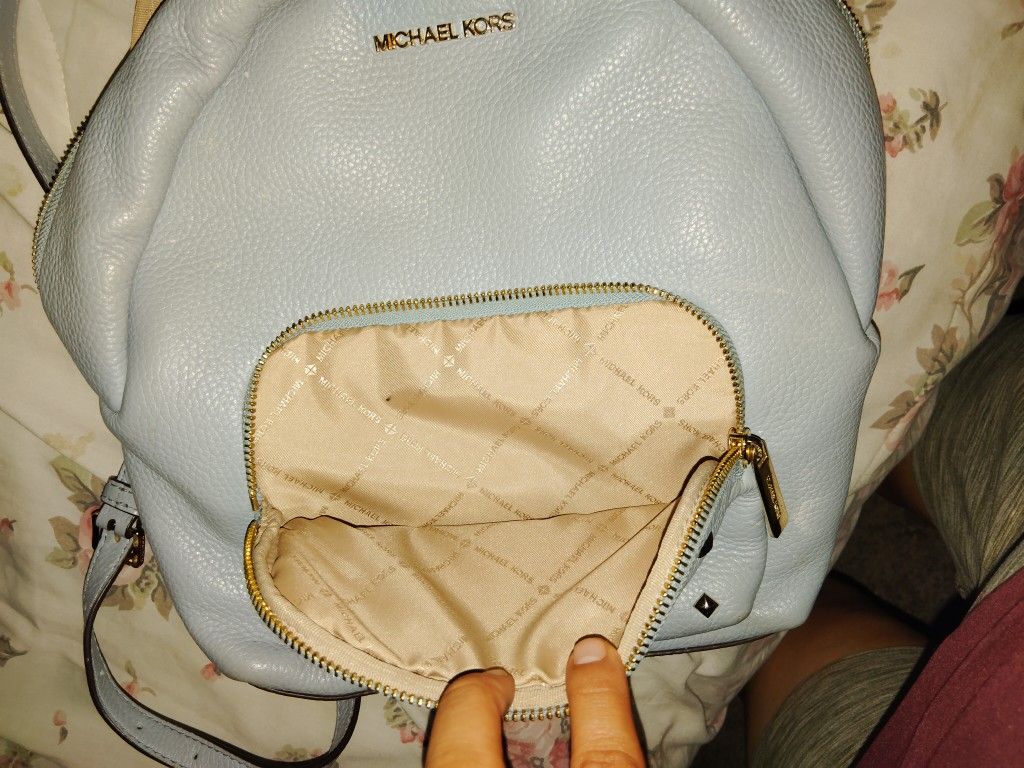 vendo mochila mk azul solo la ise 1 ves