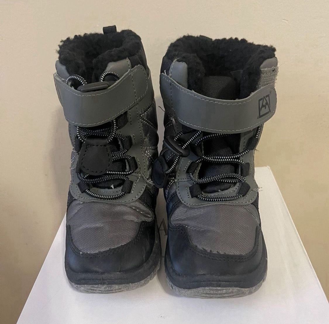 Unisex children's non-slip winter snow boots, size 9. Excellent condition. Worn once.