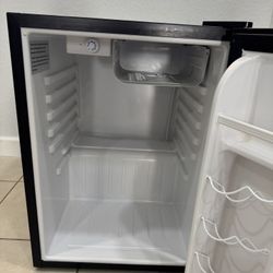 Small Refrigerador Magic Chef . 2’ . Good Condition. Se Habla Español 