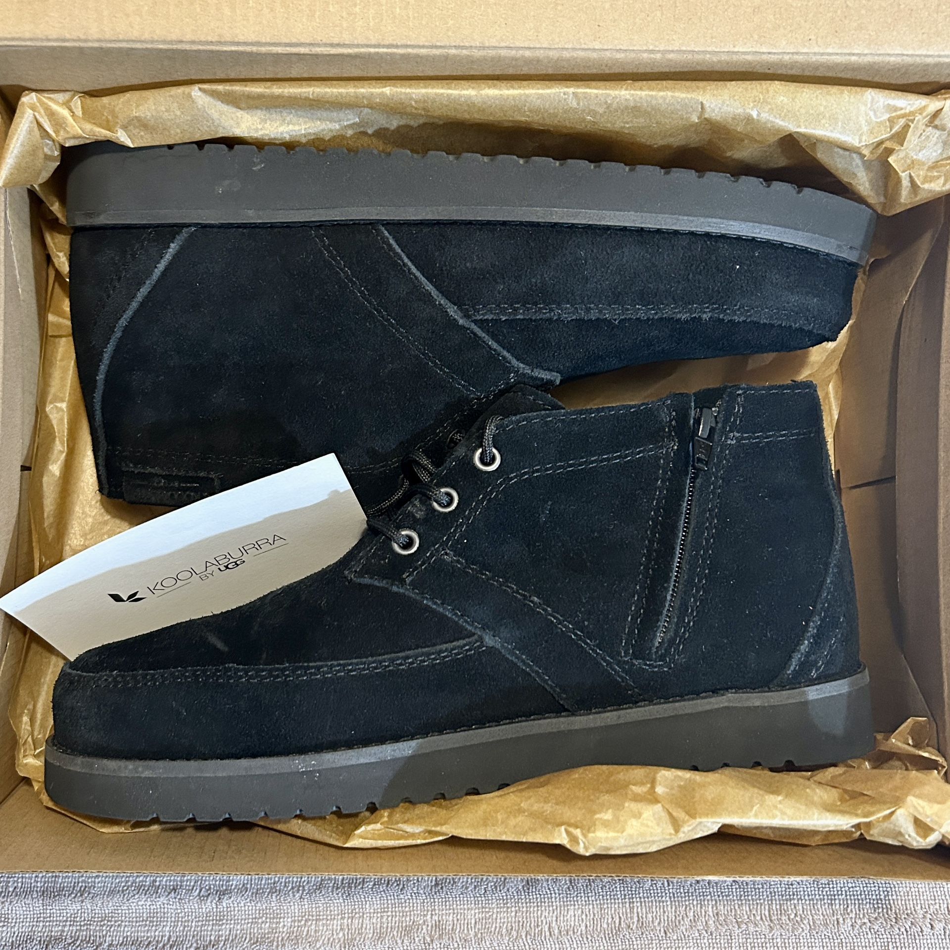 (NEW) UGG by Koolaburra Boots Men's Size 8 / Womens size 9-9.5 Asaiah Chukka w/ side Zipper 1122211