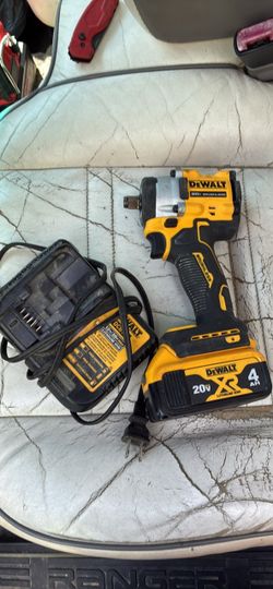 DeWalt 20 V brushless atomic half inch compact wrench with battery and charger