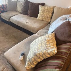 Sectional Couch w/ Pillows