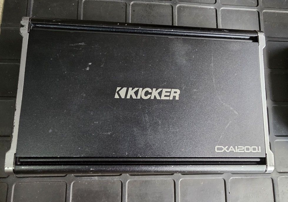 Kicker amplifier Monoblock 2400 Watts or 1200Watts Rms for bass/ amplificador para bajo como nuevo excelentes condiciones