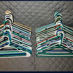 60 HANGARES SIZE LARGE 👕👔👗$20