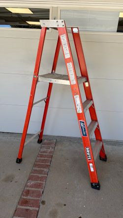 Louisville 4’ step ladder,