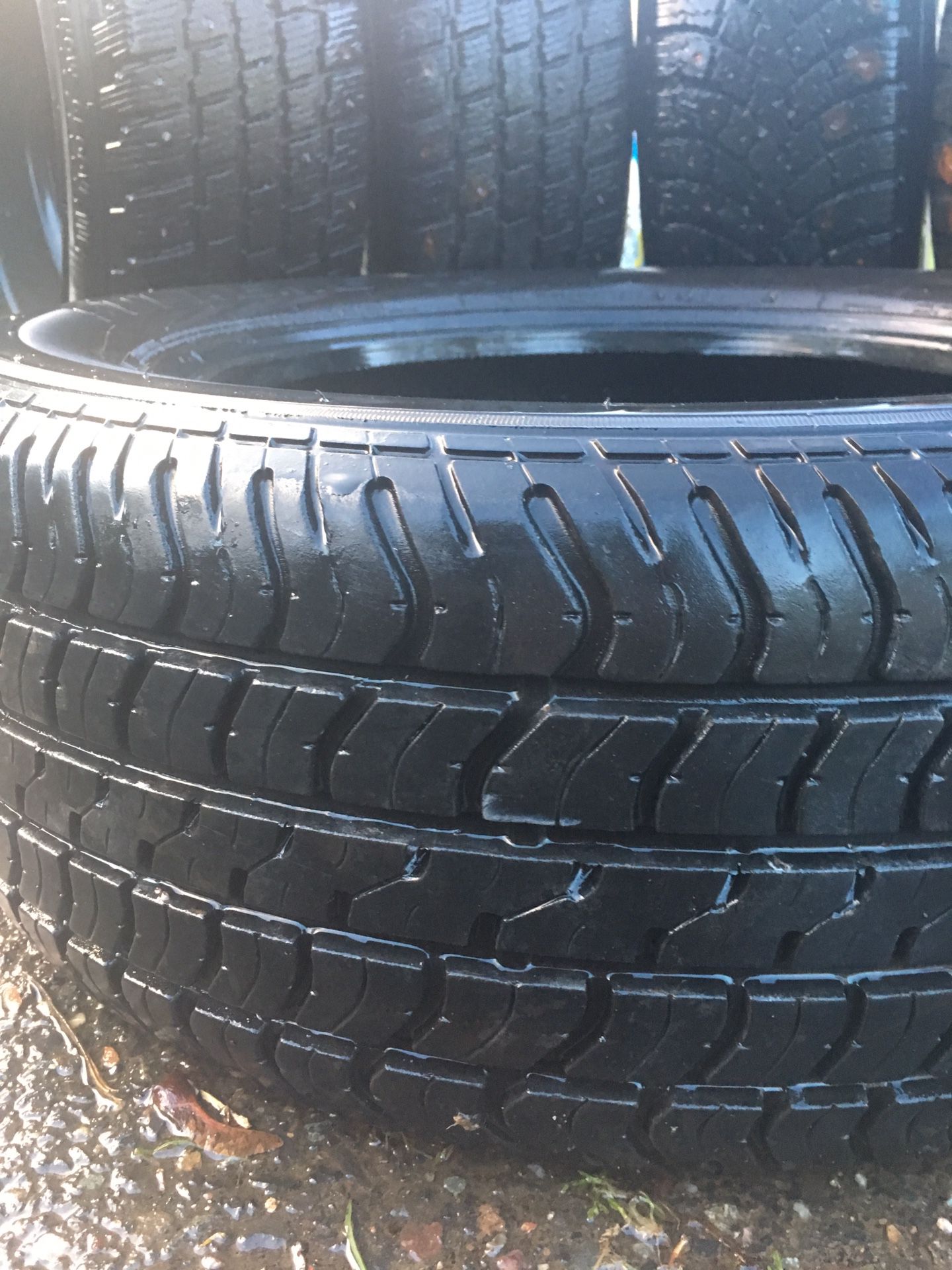 Single tire with no rim 95% tread (185/65 R15 88T)