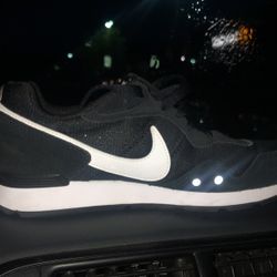 Nike Venture Runner Size 8.5 Woman Blk/white