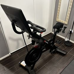 Peloton Bike + 3 LB Weights – Excellent Condition – Clean & Ready to Ride