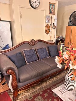 Moving sale!!! Prices negotiable! (Dressers, beds, tables, etc)