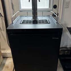 Kegco 24” Wide Dual Tap Kegerator - CO2 & Nitro