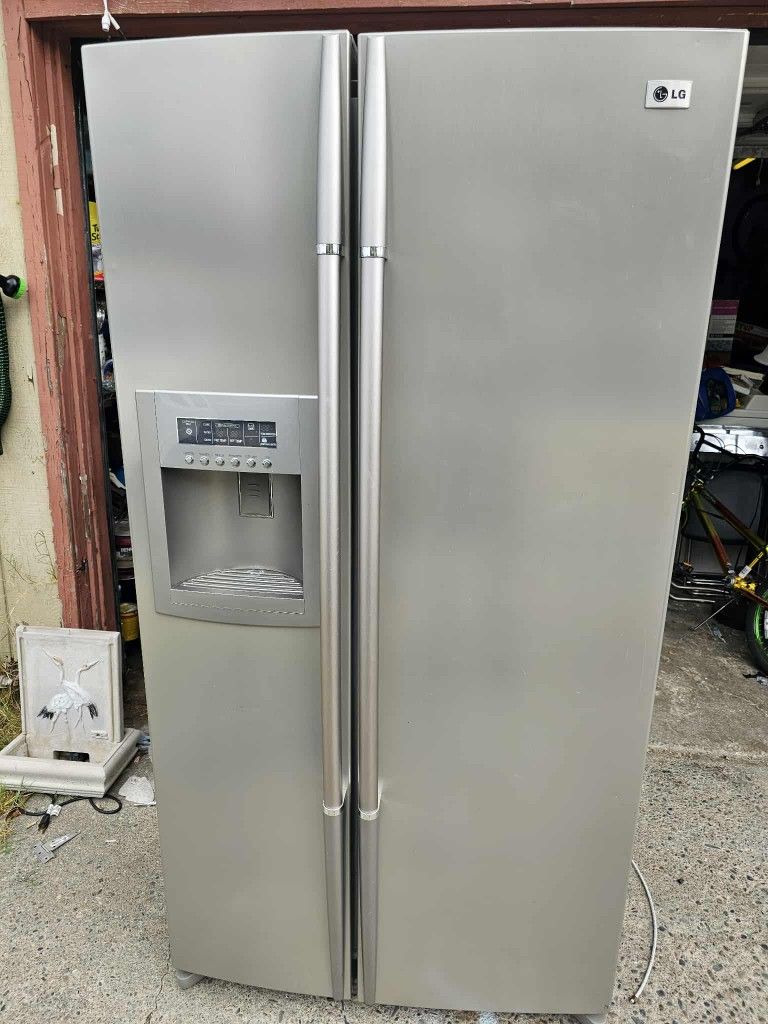LG Stainless Steel Fridge With Icemaker And Water Dispenser. Everything Works Perfect And It's plugged In And Ready To Go.