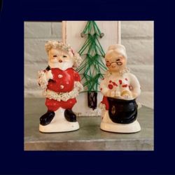 VINTAGE NAPCO SANTA CLAUS & MRS Claus SALT & PEPPER SHAKERS
