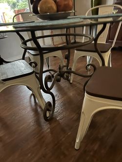 👉 Moving sale – Dining table with 4 chairs – must sell fast