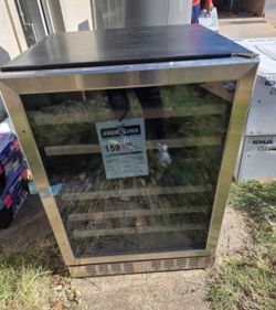 Wine Cooler Fridge Refrigerator with Lock and Reversible Door in Stainless Steel
NEW OPEN BOX ITEM WITH  MINOR SCRATCHES  ON THE SIDE AND TOP 
AWR-460