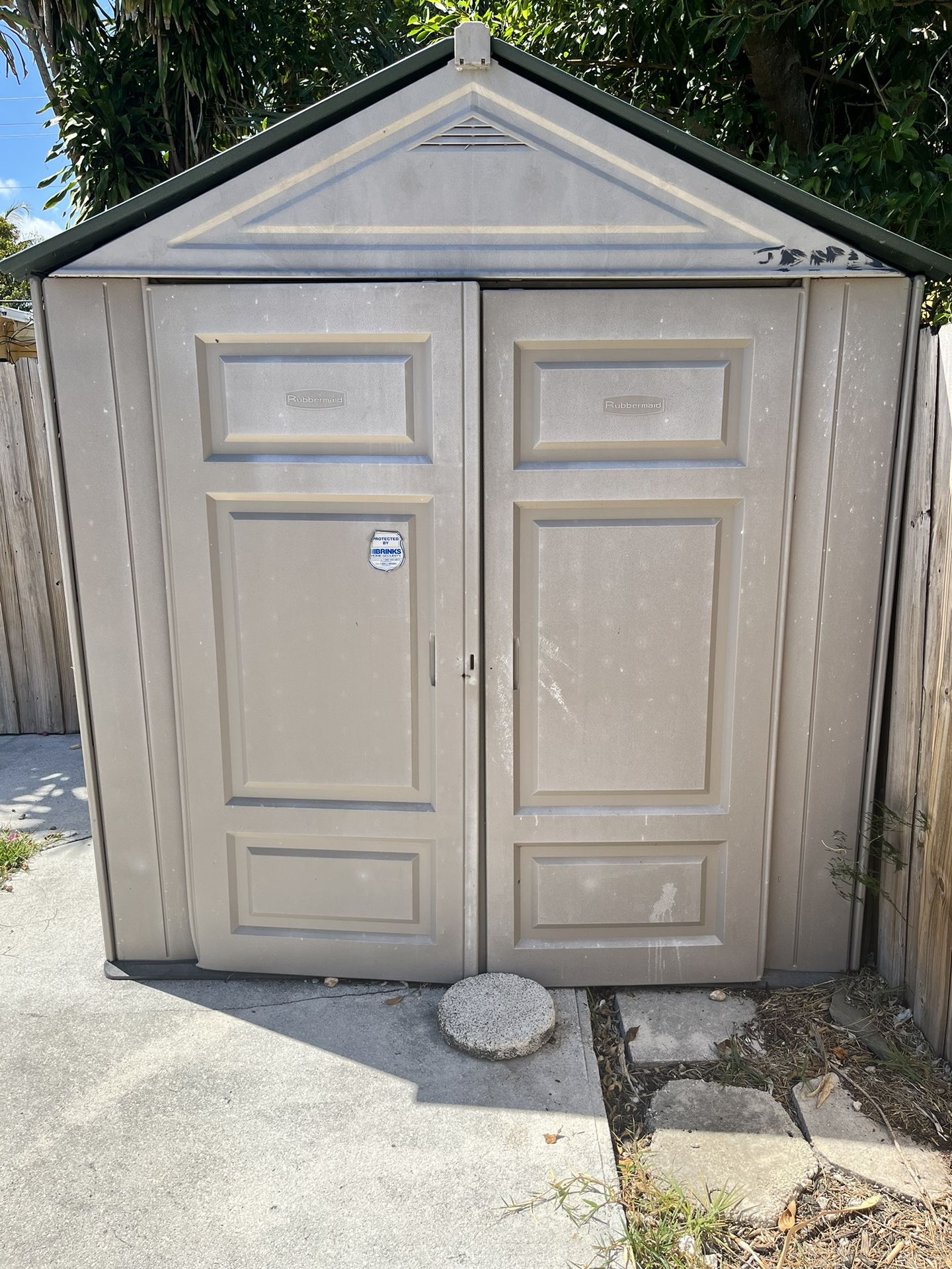 Rubbermaid outdoor garden storage box. 60 inches wide 26 inches deep and 27  inches high.$65 for Sale in North Palm Beach, FL - OfferUp