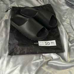 Yeezy slides authentic never worn before(not affiliated with adidas)