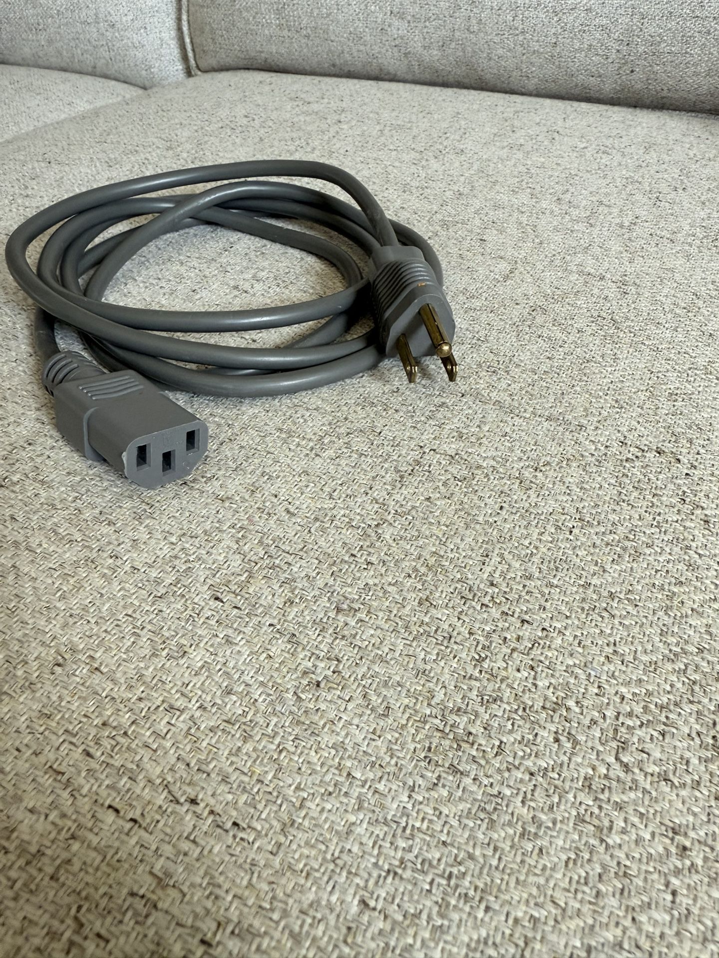 Vintage OEM Apple Macintosh Computer AC Power Cord 6 FT long. MADE IN USA. It consists of a NEMA 5-15P three-prong grounded plug (male connector) on o