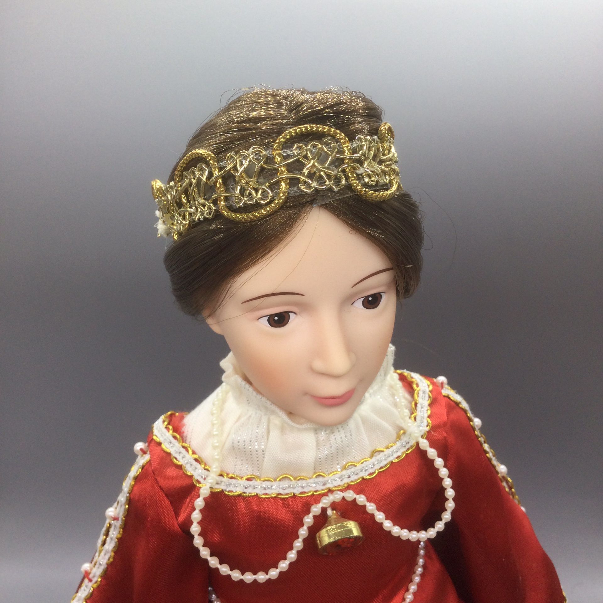 EFFANBEE THE NEW WORLD COLLECTION QUEEN ISABELLA DOLL RETIRED Renaissance Dress. Condition is "Used, it has some small spots on the dress". 15 inch