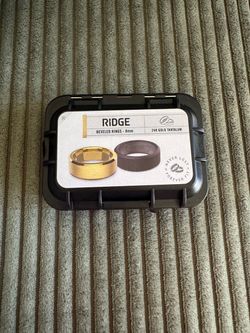 Men’s gold wedding band