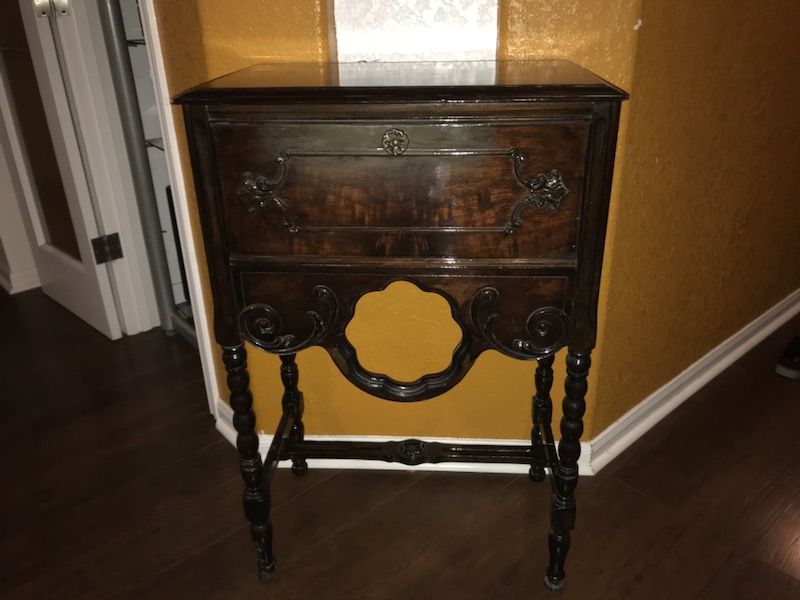 Pooley Antique Radio Cabinet model 7200. This is for the cabinet only. Great condition, very solid and very beautiful design. Measures 38” tall by 25