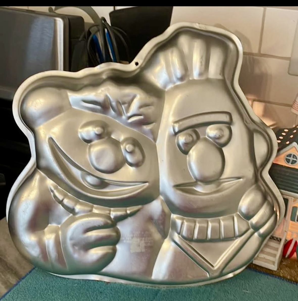 1977 Wilton Bert & Ernie Cake pan