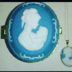 10KT GOLD MOTHER/CHILD CAMEO NECKLACE &JEWELRY BOX