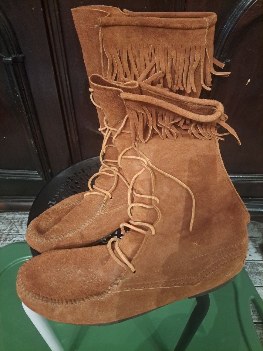 Minnetonka Lace Up Suede Moccasins