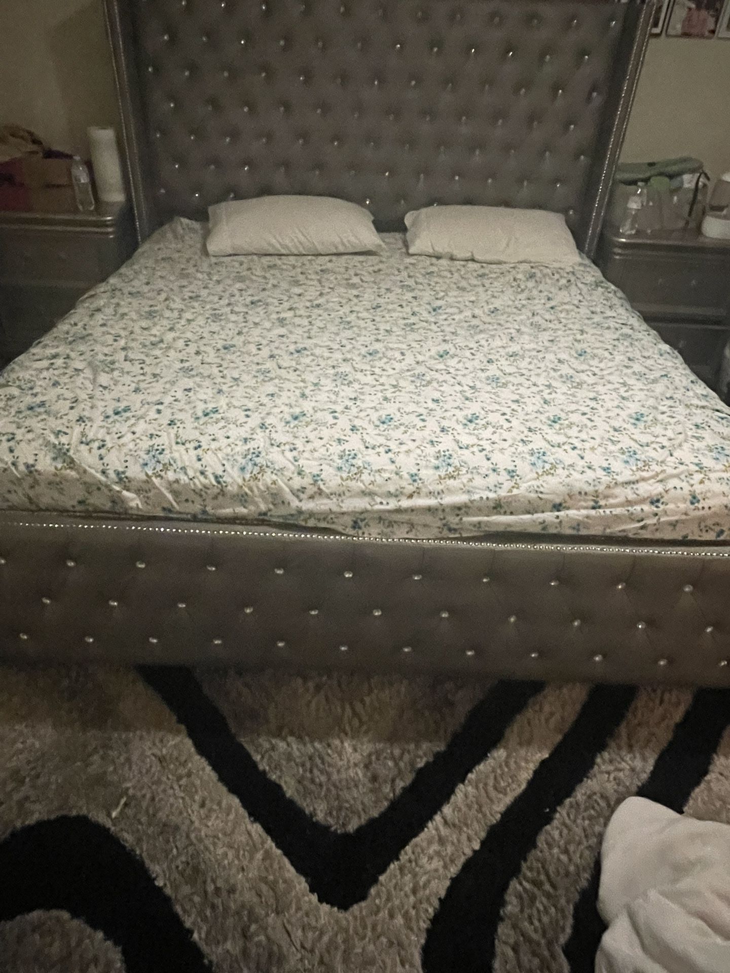 Full King Bedroom Set With $800 Mattress Read Description Details