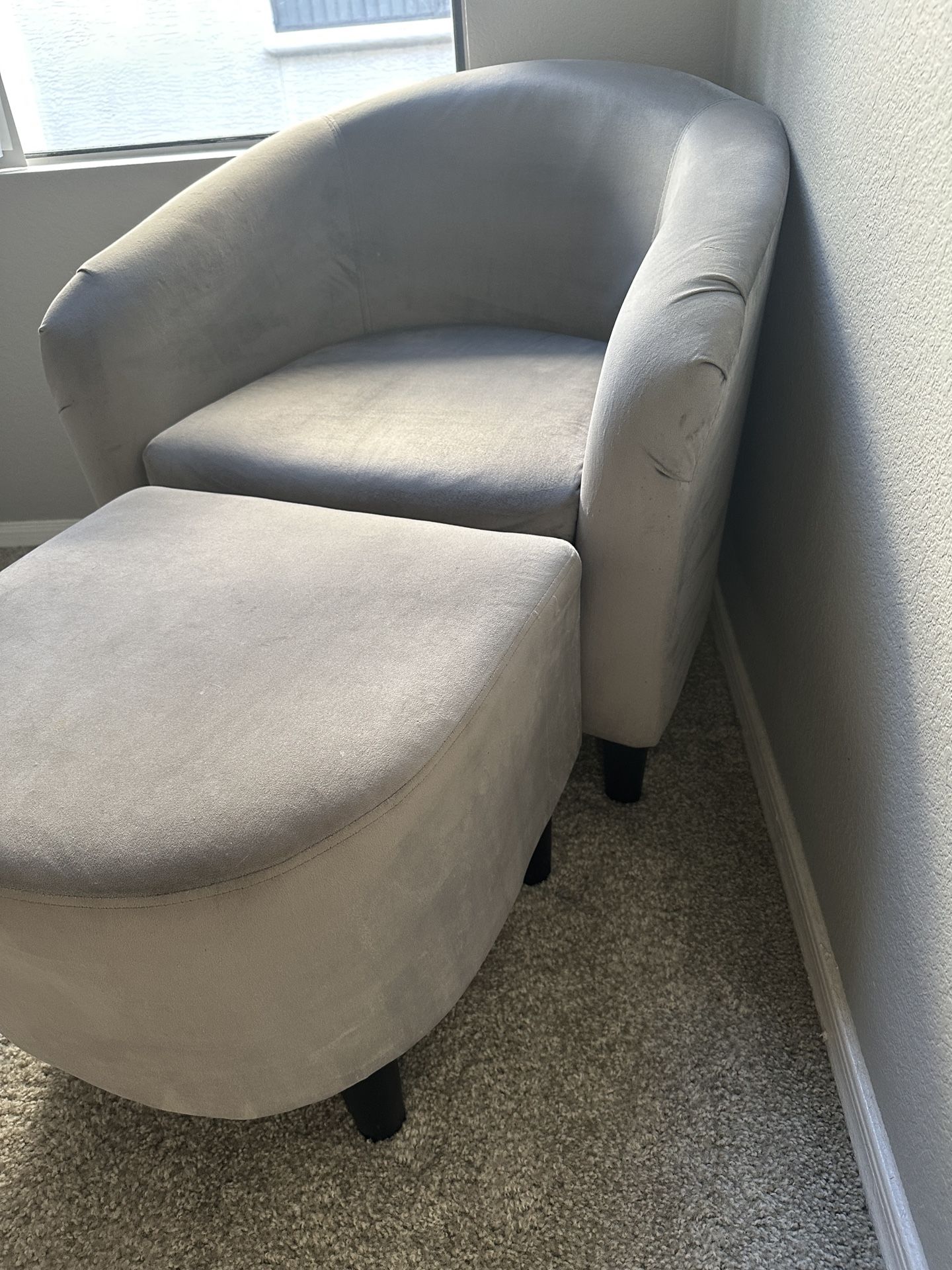 Velvet barrel chair with footrest