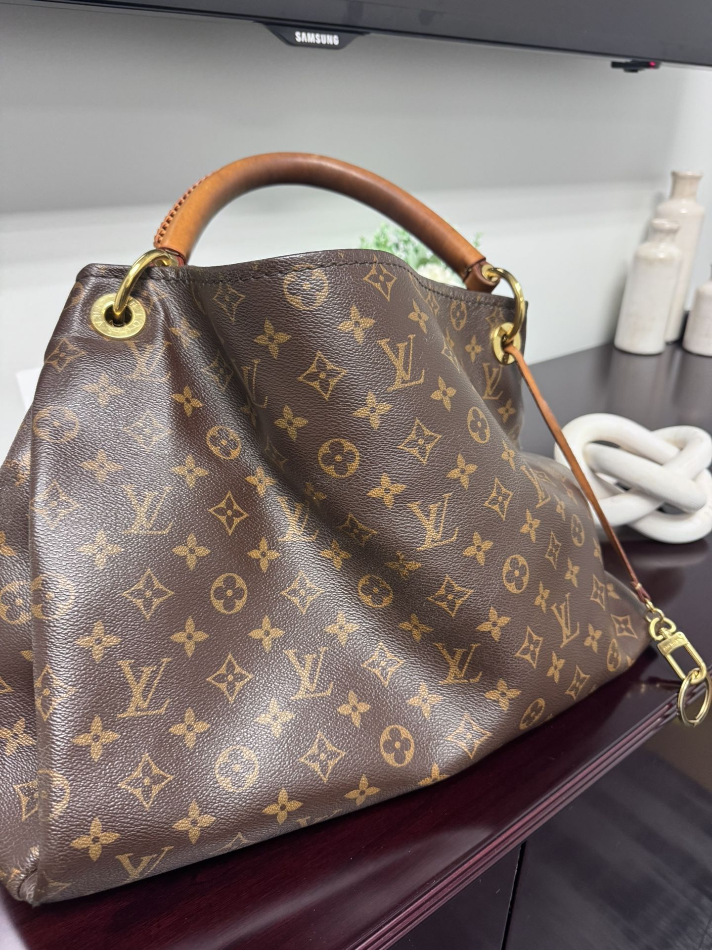 Authentic Louis VUITTON Artsy MM