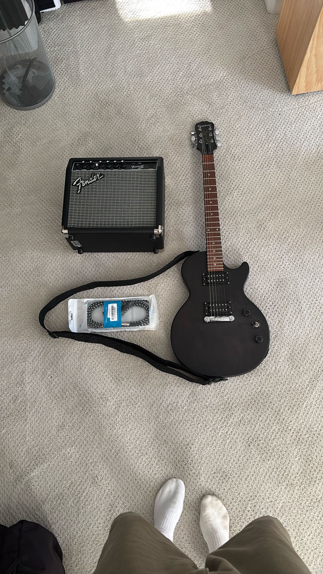 Epiphone Les Paul Special Guitar w Instrument Cable and Fender Frontman 20G Amp