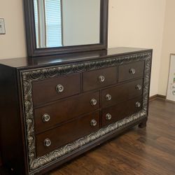 Dresser With Mirror And Queen bed