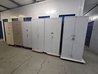Solid metal storage cabinet with keys