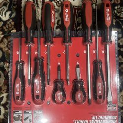  Milwaukee Screwdriver Set + 2 Tape Measures 