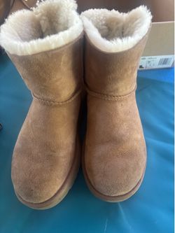 Ugg- Bailey Bow size 7