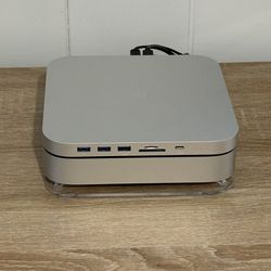 M2 Mac Mini With SSD hub And Extras