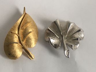 VINTAGE GOLD AND SILVER BROOCH STAMPED. 😍😍$12 FOR BOTH