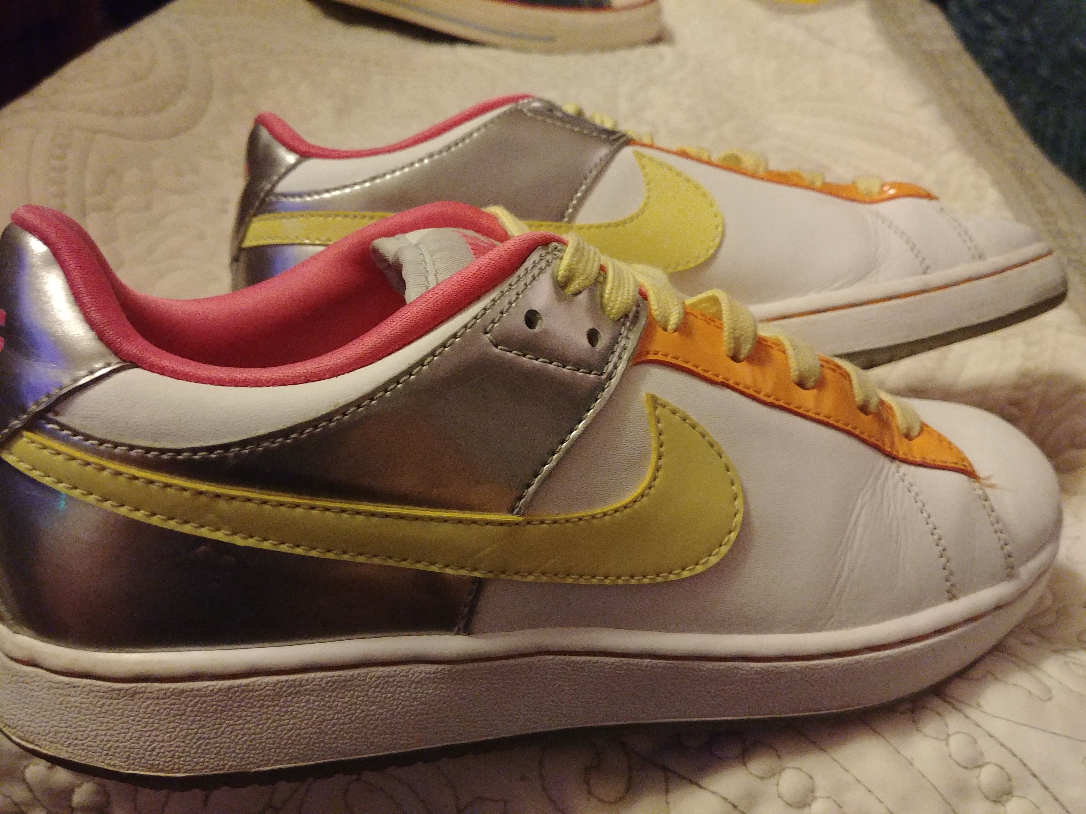 Nike Retro Rare Girls sz7 Multi Colored Sneaker