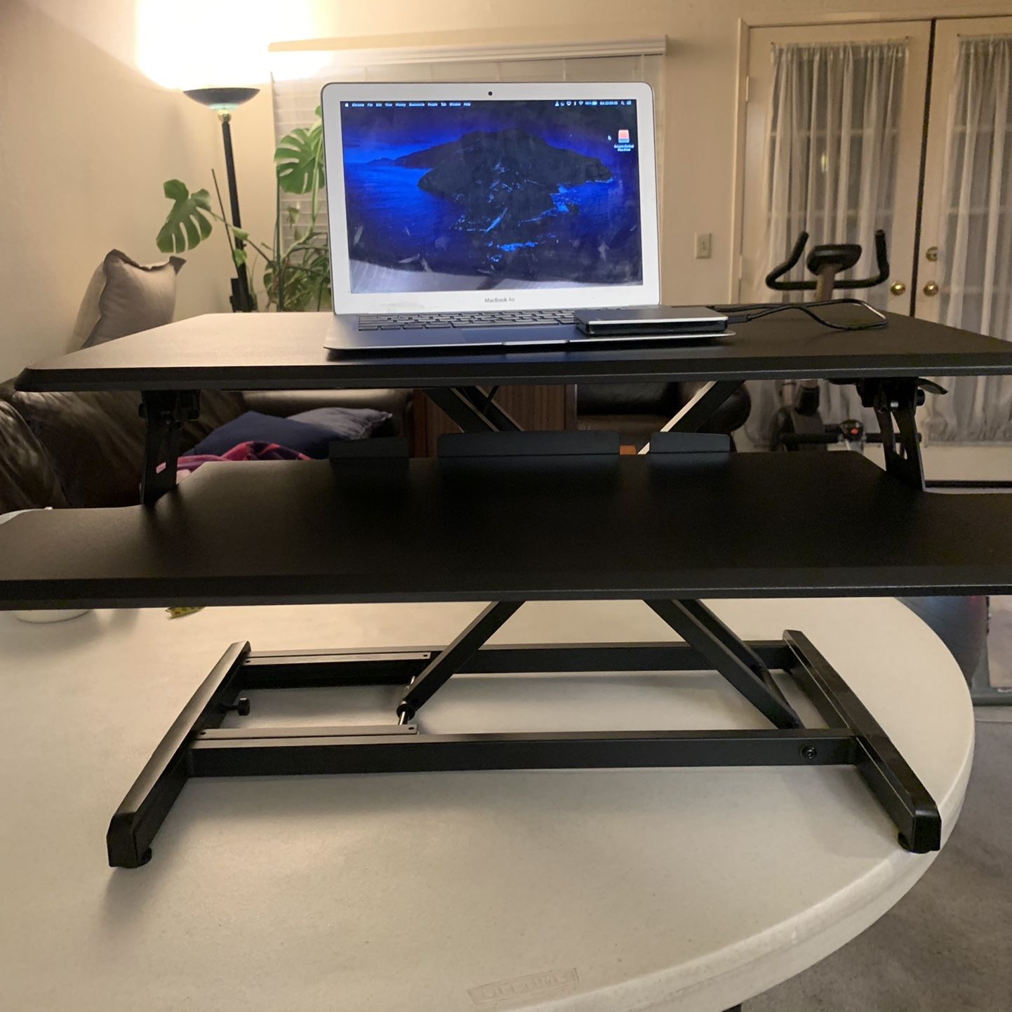 Uplift Desk. Stand Up Desk