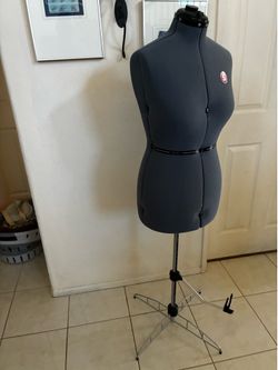 Adjustable dress form