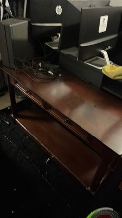 Nice ass table with drawers