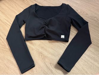 Never worn Vuori Long Sleeve Crop Top size small