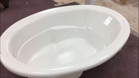Hydro systems Bathtub white H 20" X L 60" X W 42" excellent condition never been used