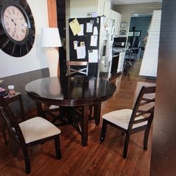 4ft Diameter Real Wood Rable With 3 Chairs 