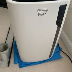 DeLonghi Pinguini Portable AC, Heater, Dehumidifier With Remote. 12500BTU
